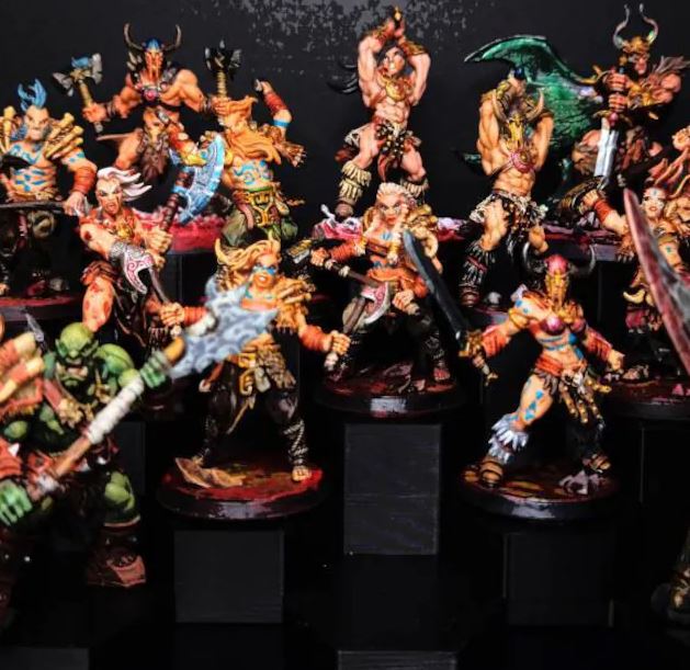 17-Slot Miniature Display Stand for Painted 28mm Models – Tiered Hobby Rack