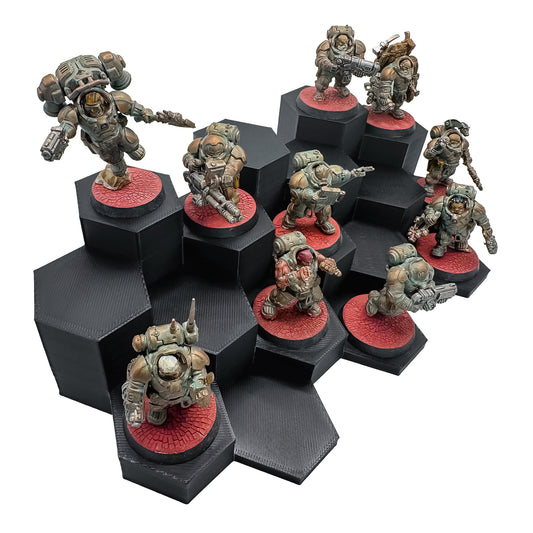 17-Slot Miniature Display Stand for Painted 28mm Models – Tiered Hobby Rack